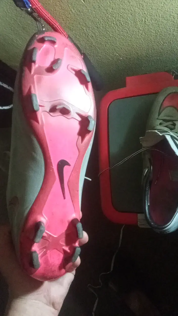 Botines de fútbol Nike rojos y grises - 2