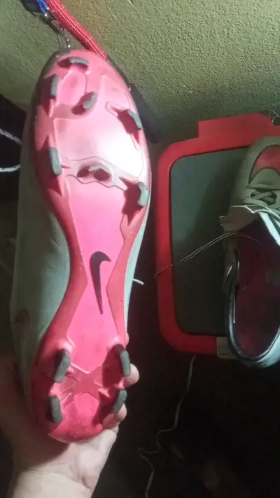 Botines de fútbol Nike rojos y grises - miniatura 2