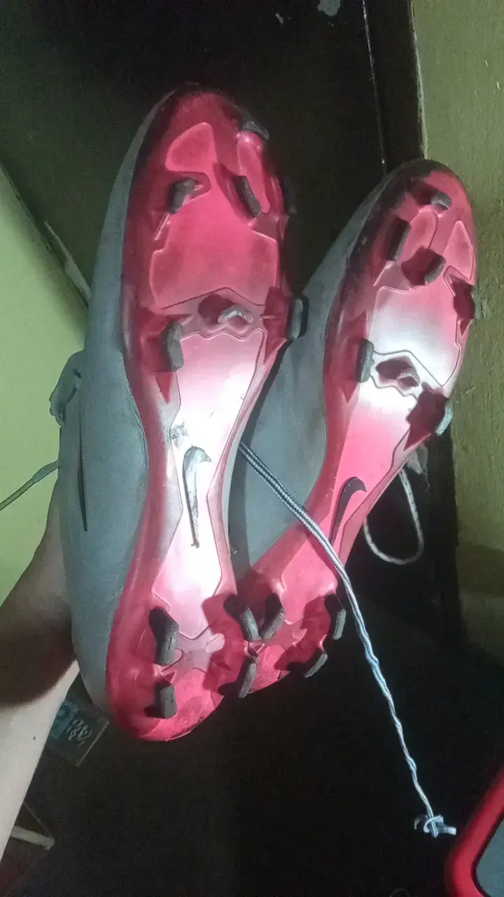 Botines de fútbol Nike rojos y grises - 4