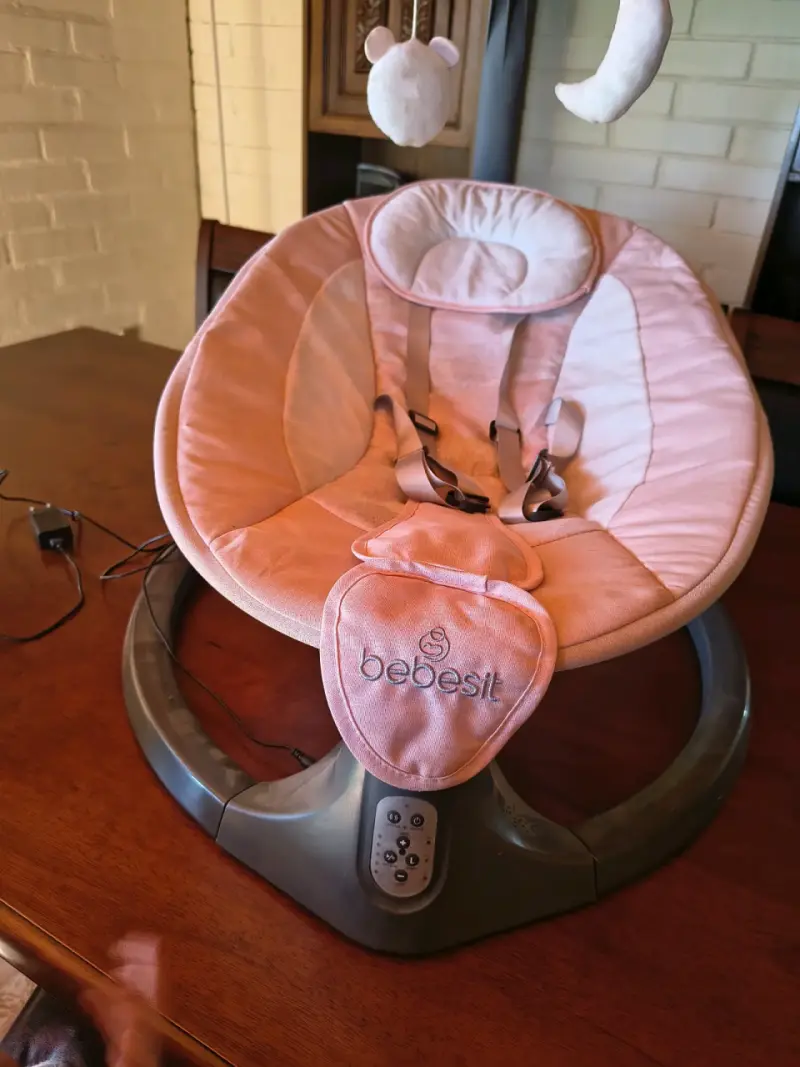 Silla Mecedora Bebesit Rosa con Juguetes Colgantes - 2