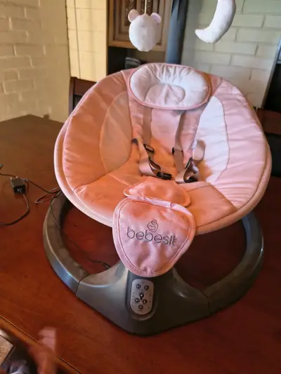 Silla Mecedora Bebesit Rosa con Juguetes Colgantes - miniatura 2