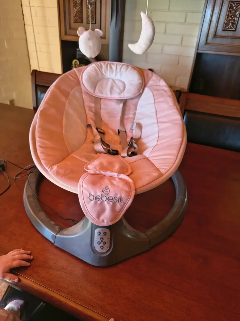 Silla Mecedora Bebesit Rosa con Juguetes Colgantes - 3
