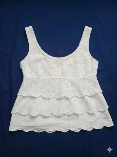 Blusa blanca de encaje con volantes - miniatura 2