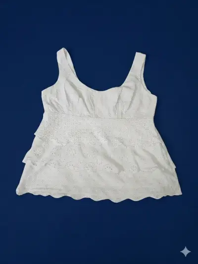 Blusa blanca de encaje con volantes - miniatura 3