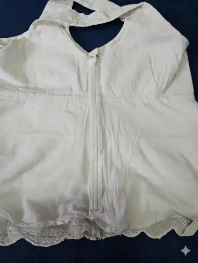Blusa blanca de encaje con volantes - miniatura 4