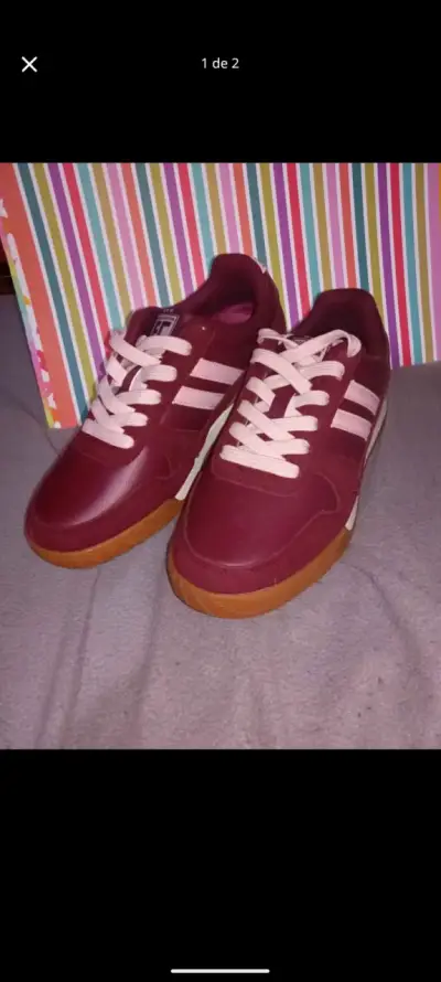 Zapatillas deportivas burdeos con rayas blancas - miniatura 1