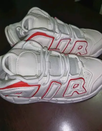 Zapatillas deportivas blancas con detalles rojos - miniatura 1