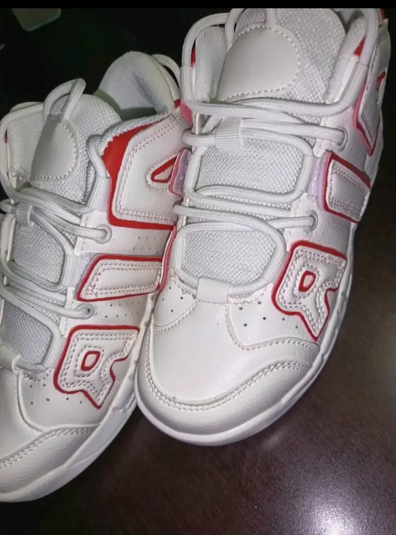 Zapatillas deportivas blancas con detalles rojos - 2
