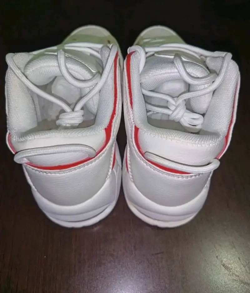 Zapatillas deportivas blancas con detalles rojos - 3