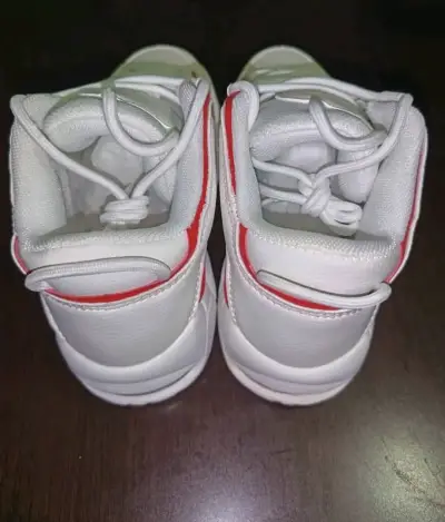 Zapatillas deportivas blancas con detalles rojos - miniatura 3