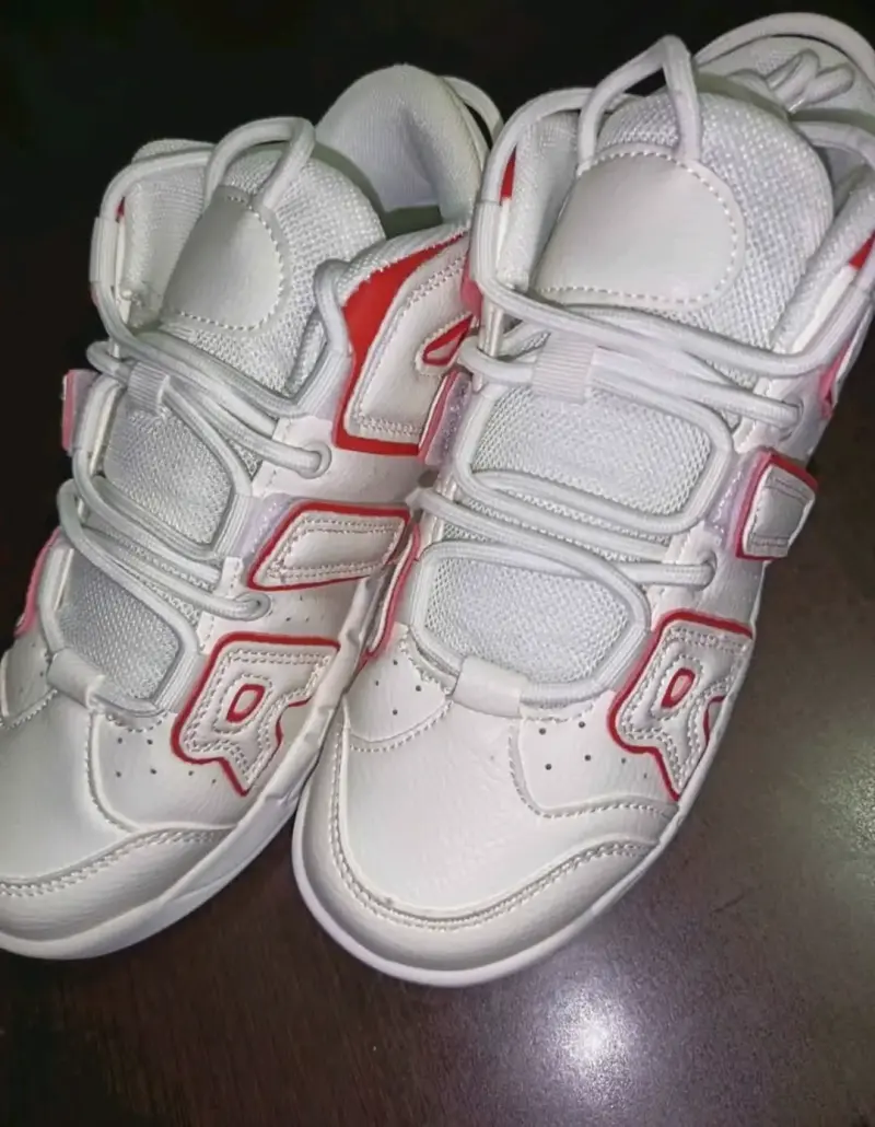 Zapatillas deportivas blancas con detalles rojos - 4