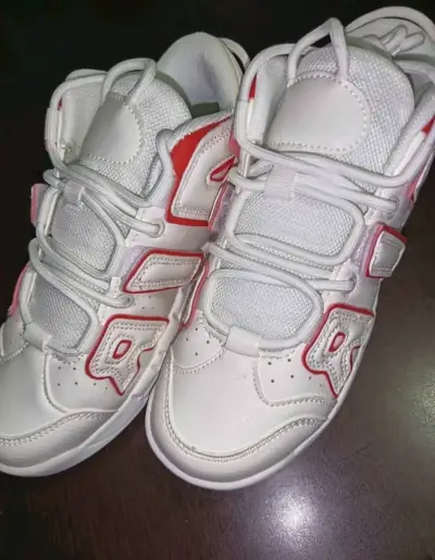 Zapatillas deportivas blancas con detalles rojos - miniatura 4
