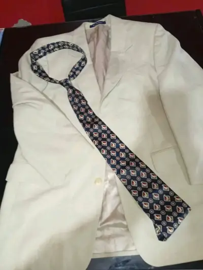 Traje beige con corbata a juego - miniatura 1