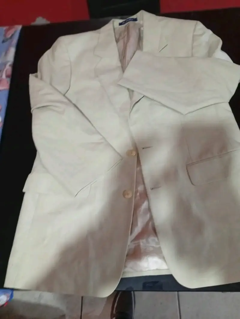 Traje beige con corbata a juego - 2