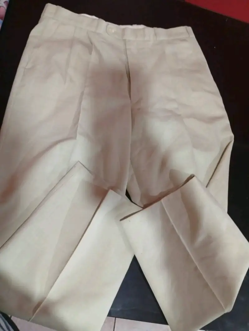 Traje beige con corbata a juego - 3