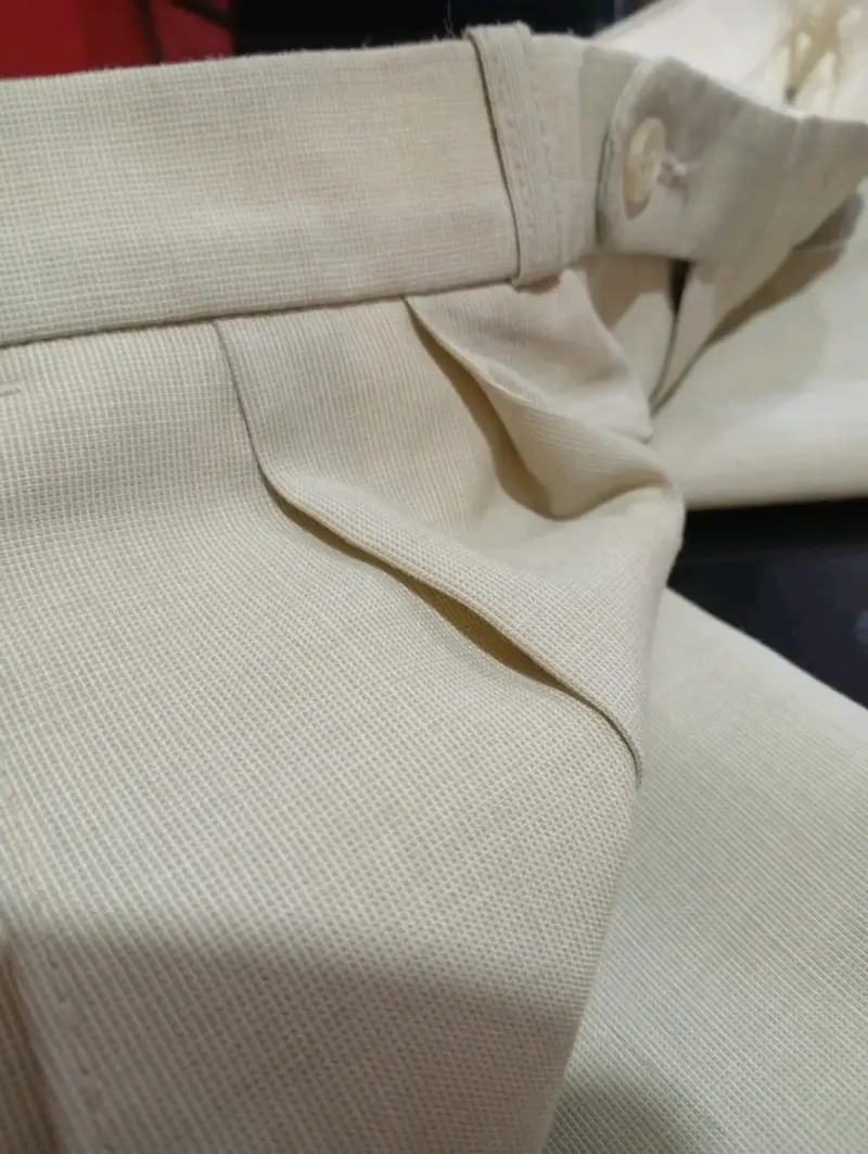 Traje beige con corbata a juego - 5