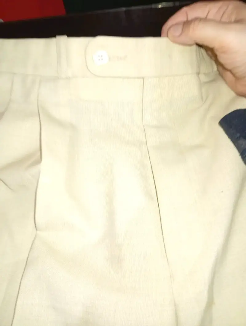 Traje beige con corbata a juego - 6
