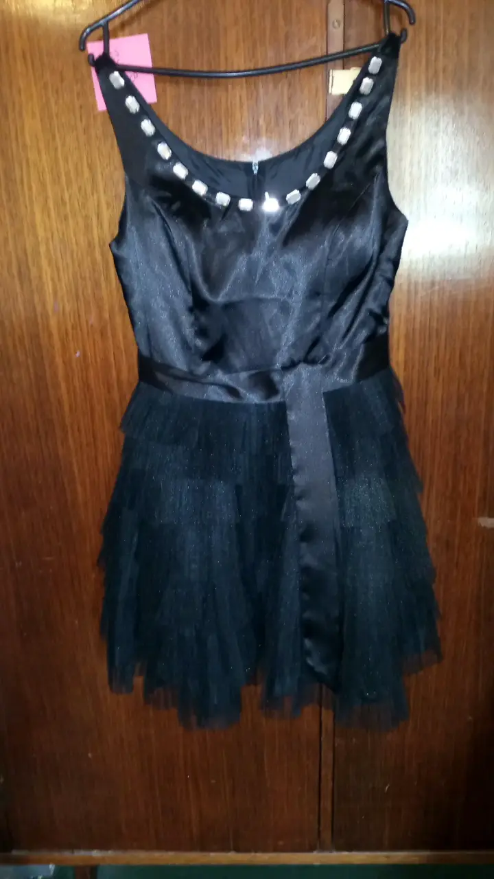 Vestido negro con detalles brillantes - 1