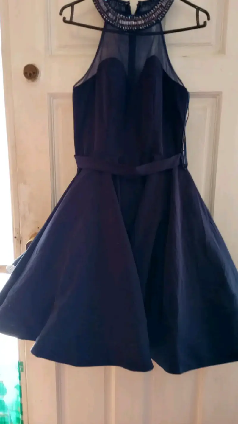 Vestido negro con detalles brillantes - 2