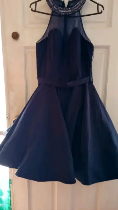 Vestido negro con detalles brillantes - miniatura 2