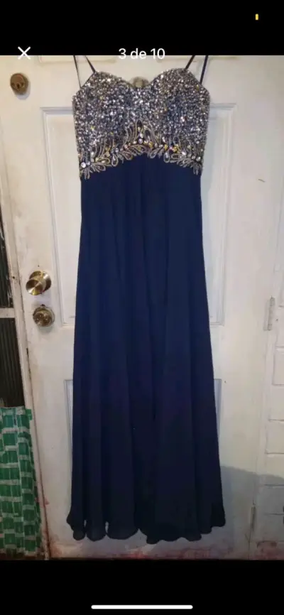 Vestido negro con detalles brillantes - miniatura 3