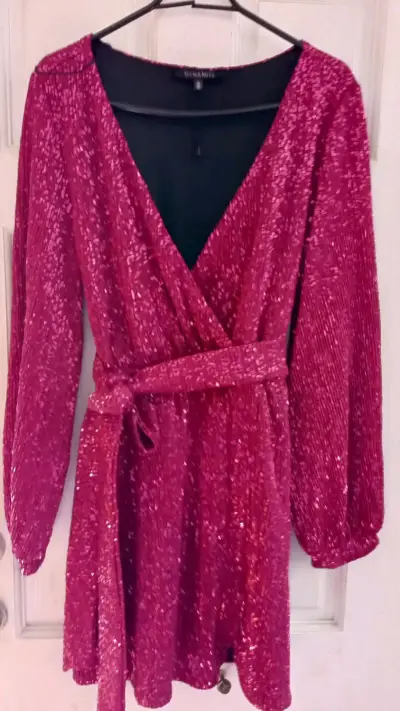 Vestido negro con detalles brillantes - miniatura 4