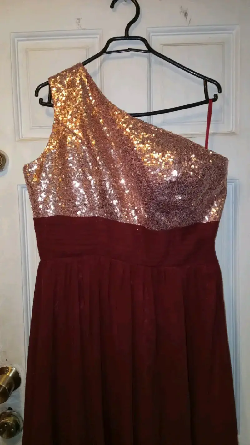 Vestido negro con detalles brillantes - 5