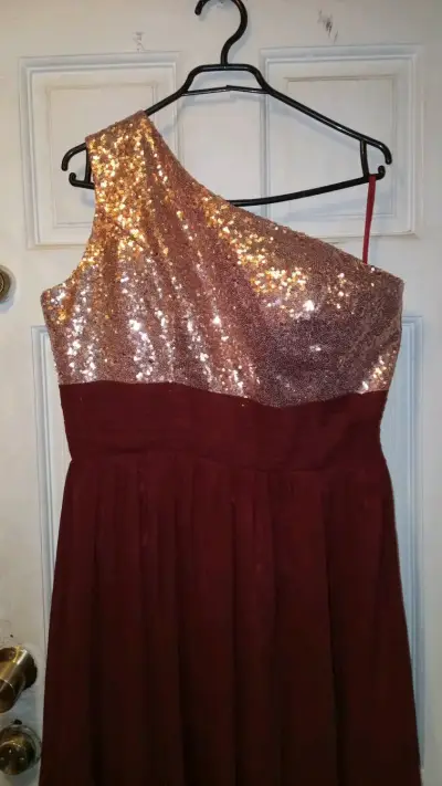 Vestido negro con detalles brillantes - miniatura 5
