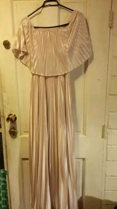 Vestido negro con detalles brillantes - miniatura 6
