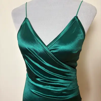Vestido satinado verde esmeralda LUXXEL talla S - miniatura 4