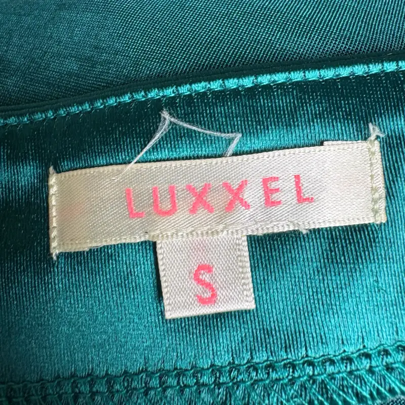 Vestido satinado verde esmeralda LUXXEL talla S - 6