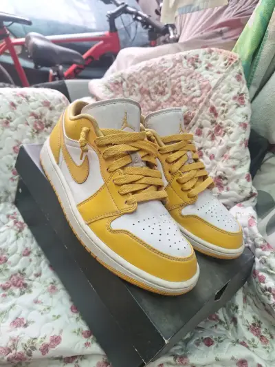 Zapatillas deportivas amarillas y blancas Jordan - miniatura 1