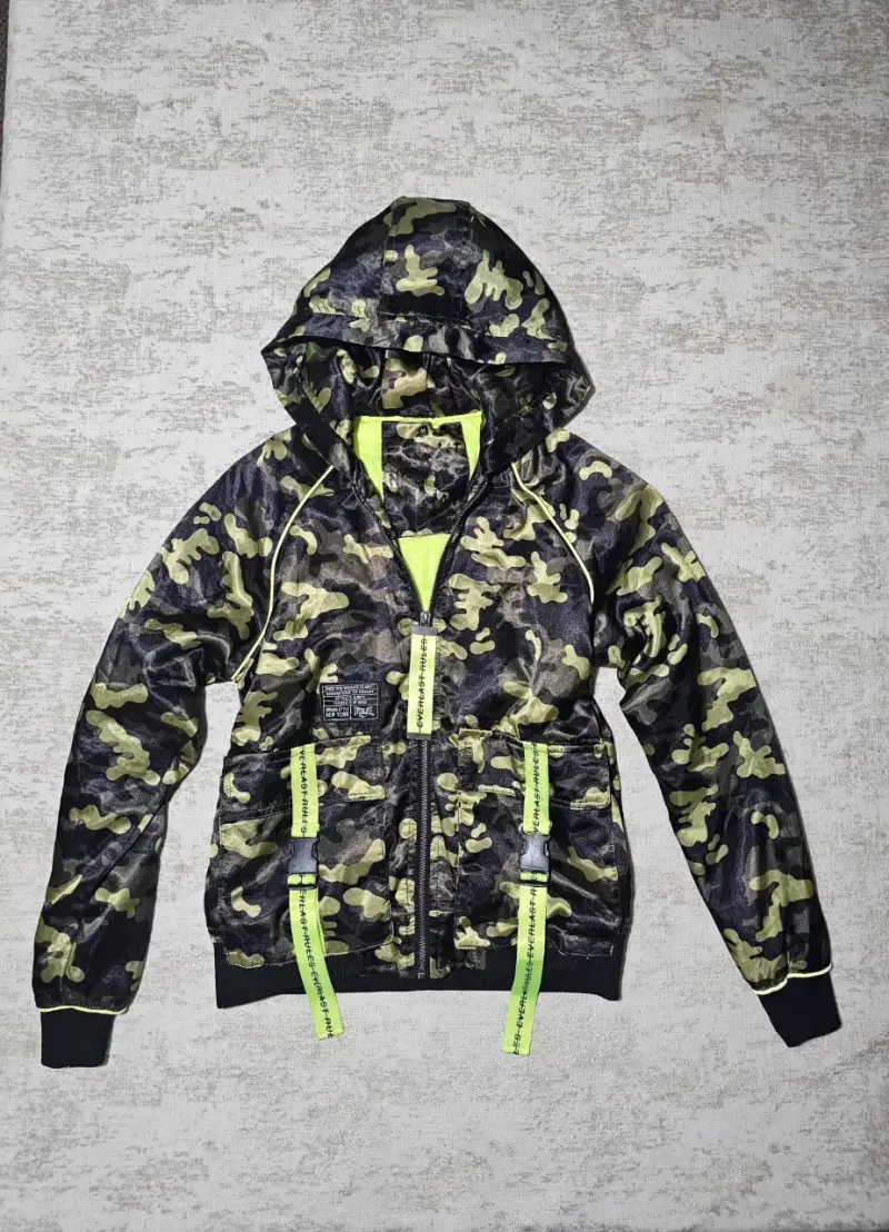 Chaqueta Everlast con capucha y detalles neón - 2