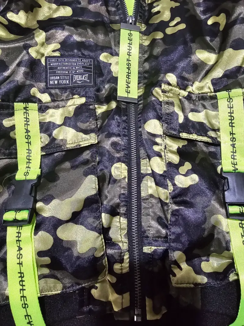 Chaqueta Everlast con capucha y detalles neón - 3