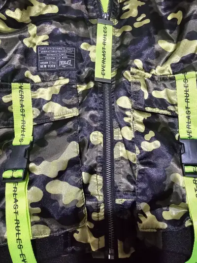 Chaqueta Everlast con capucha y detalles neón - miniatura 3