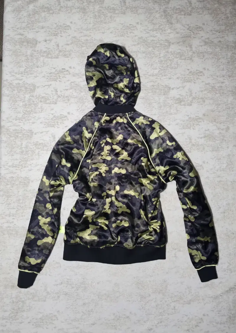 Chaqueta Everlast con capucha y detalles neón - 4