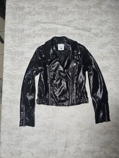 Chaqueta de cuero sintético negra estilo biker - miniatura 2