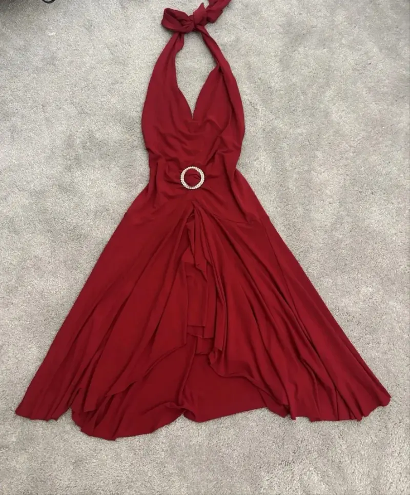 Vestido rojo elegante con detalle de hebilla - 2