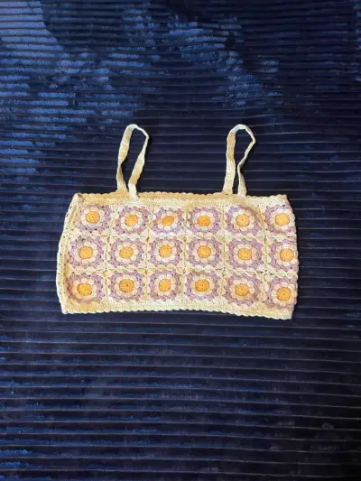 Top tejido a crochet con diseño floral - miniatura 1