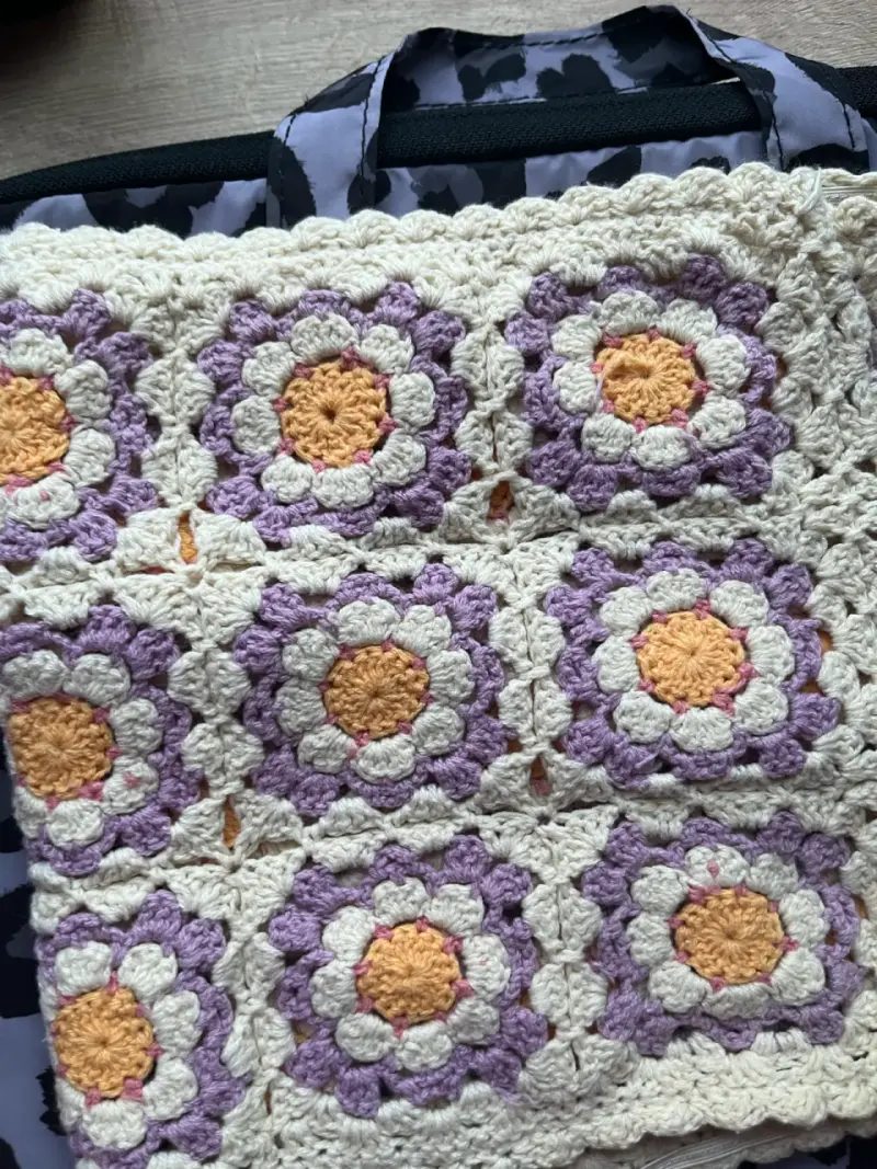 Top tejido a crochet con diseño floral - 2