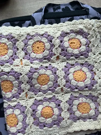 Top tejido a crochet con diseño floral - miniatura 2