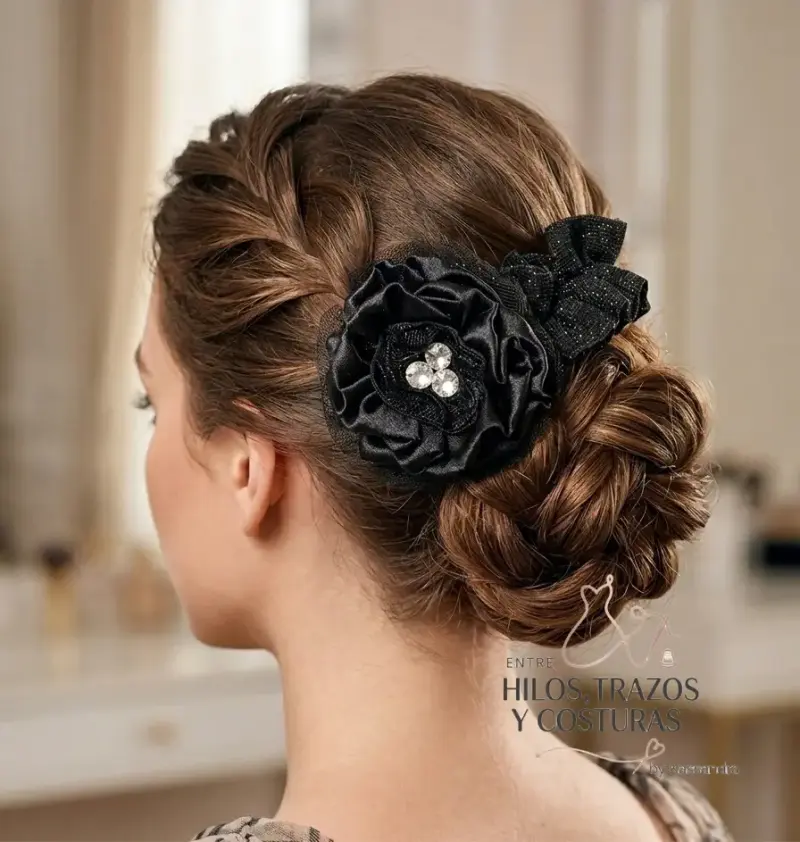 Elegante tocado de flores negras con pedrería - 1