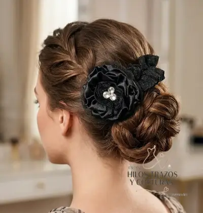 Elegante tocado de flores negras con pedrería - miniatura 1