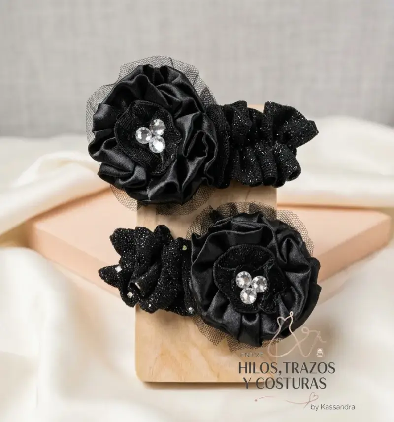Elegante tocado de flores negras con pedrería - 2