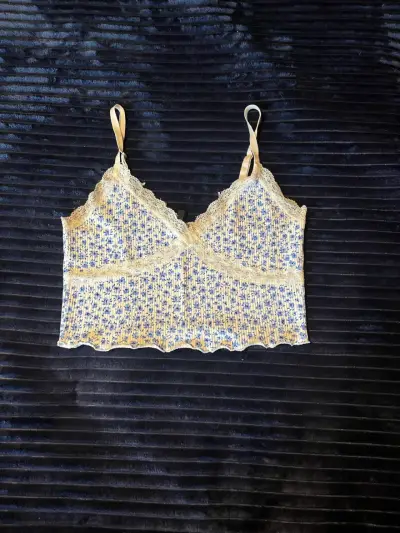 Top de encaje floral azul y blanco - miniatura 1