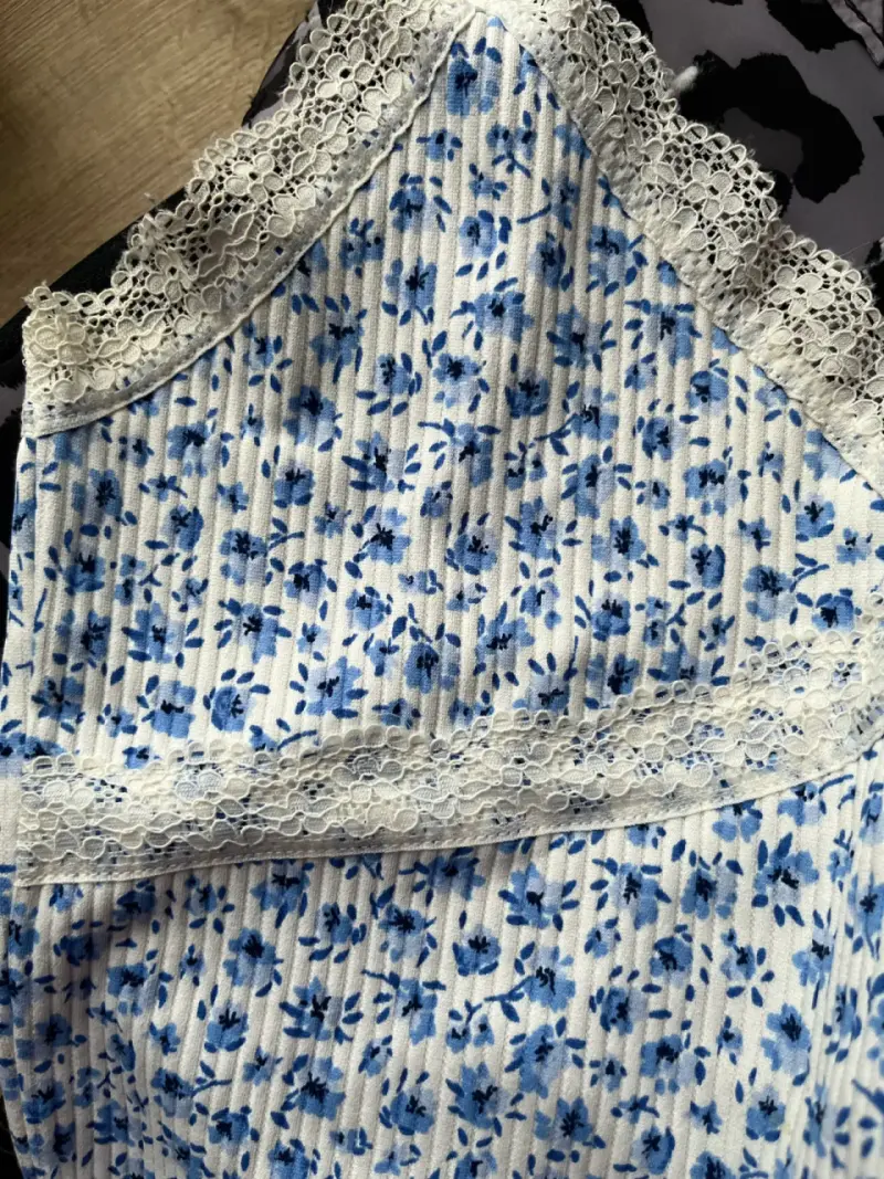 Top de encaje floral azul y blanco - 2