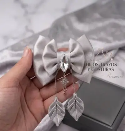 Broche de Tela Plateado con Cristal y Detalles Colgantes - miniatura 1