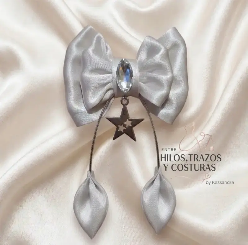 Broche de Tela Plateado con Cristal y Detalles Colgantes - 2