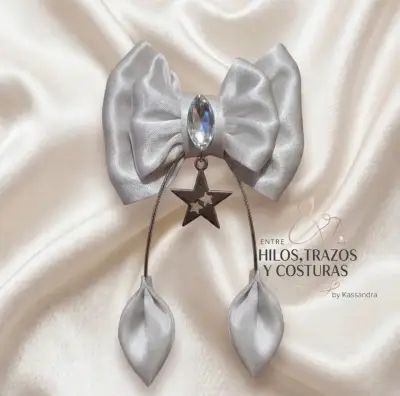 Broche de Tela Plateado con Cristal y Detalles Colgantes - miniatura 2