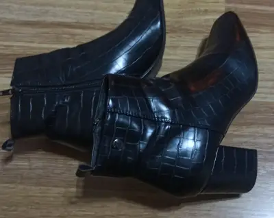 Botines negros de cuero sintético con tacón - miniatura 4